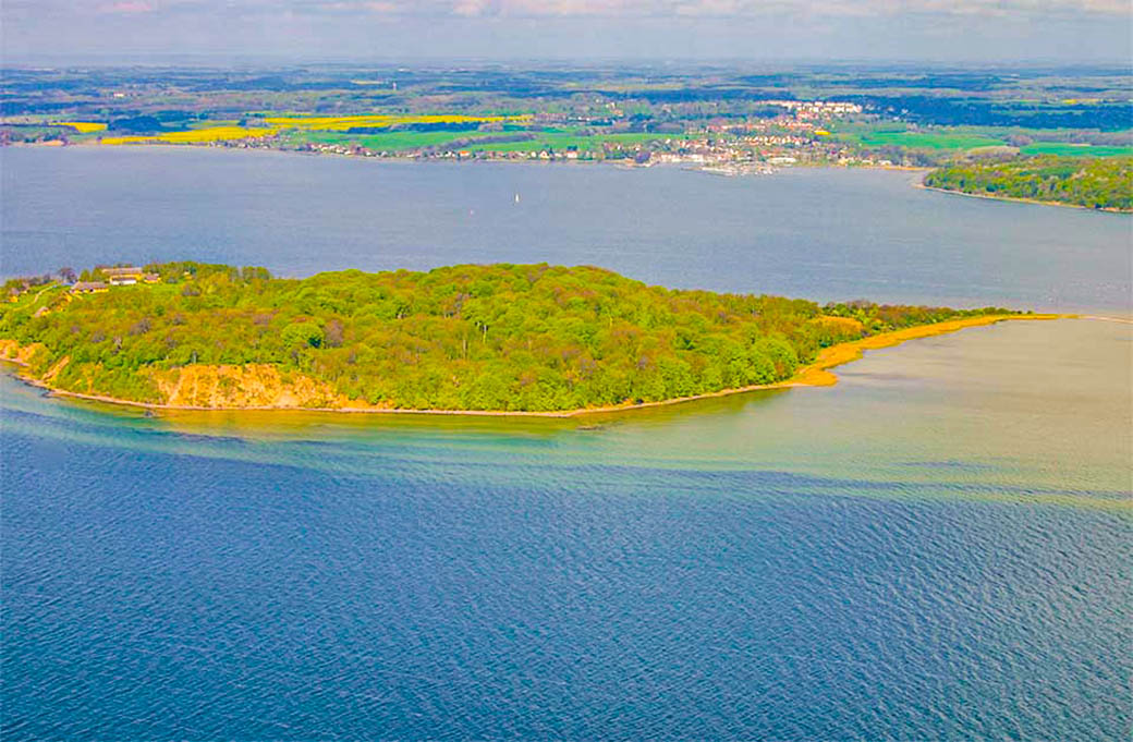 Sie liegt quer vor dem Putbuser Ortsteil Lauterbach im Boddengewässer